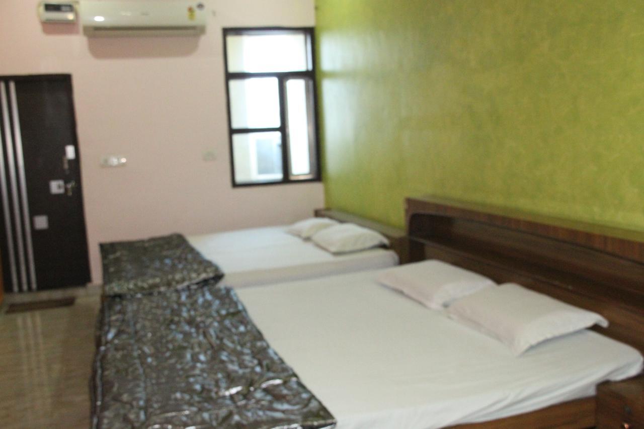 Vinayak Palace Hotel Матура Екстериор снимка