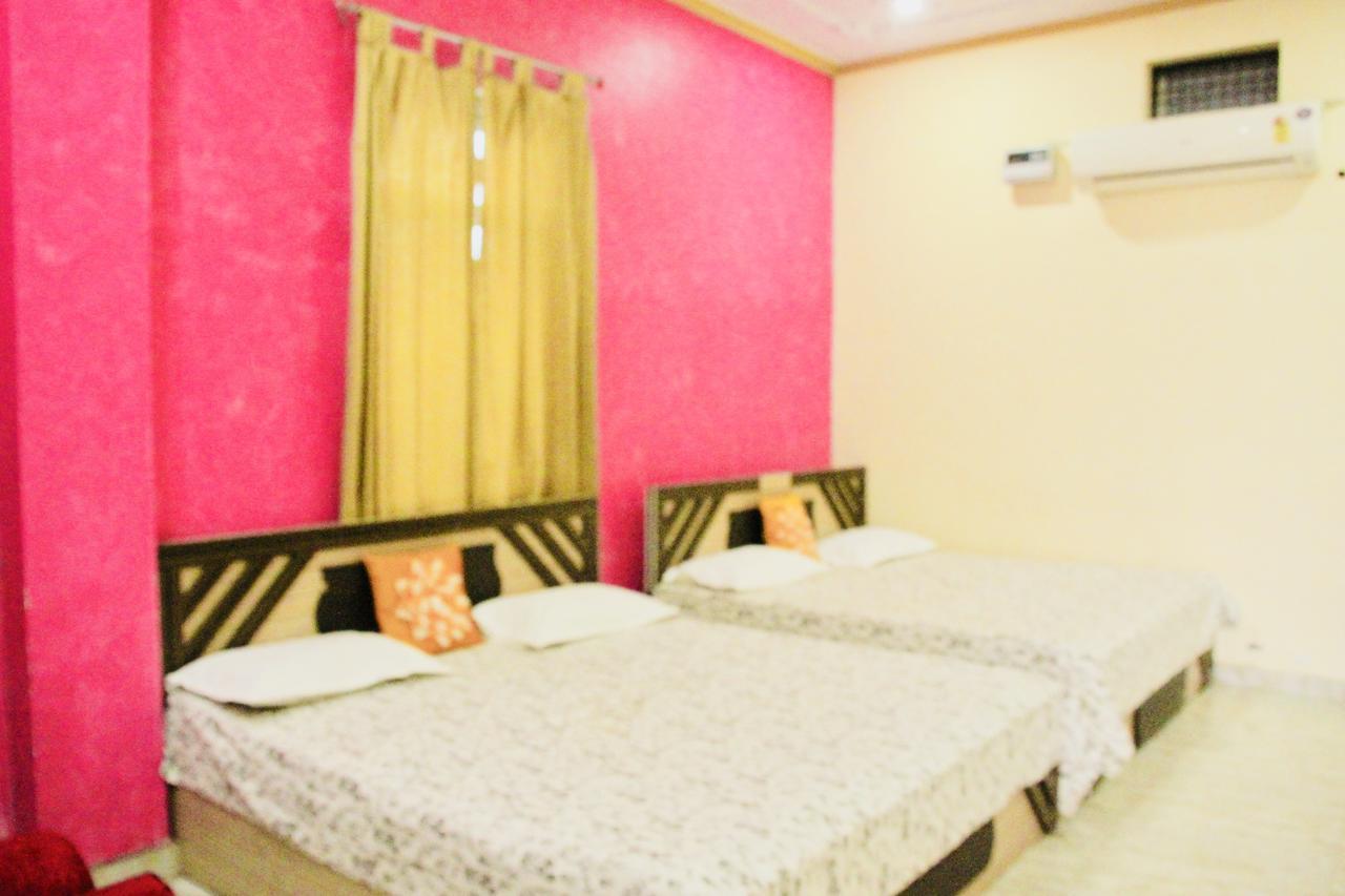 Vinayak Palace Hotel Матура Екстериор снимка